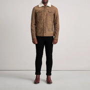 
Dallis Snuffed Brown Shearling Trucker Jacket - Hliðarsýn með vinnuvistfræðilegu ermasniði