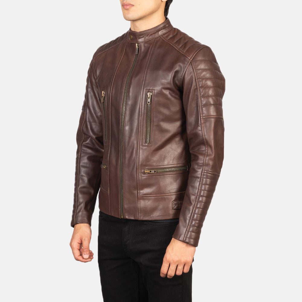 
Á módeli:  Damian Grey Suede Biker Jacket á módeli í náttúrulegu dagsbirtu