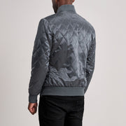 Close-Up Detail of Varsity &amp; Zipper Hardware on Danson Quilted Grey Varsity Leðurjakki fyrir karla