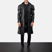 
Deux Svartur Leather Duster fyrir Karla in Black Cowhide Leather - Að framan með sniðinni hönnun | Kaupa á netinu