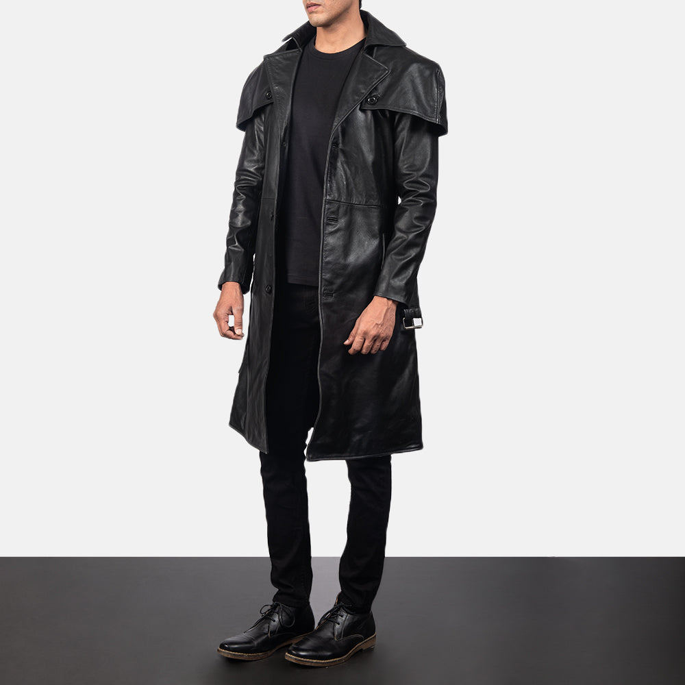 
Deux Svartur Leather Duster fyrir Karla - Hliðarsýn með vinnuvistfræðilegu ermasniði