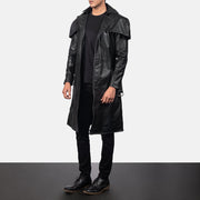 
Deux Svartur Leather Duster fyrir Karla - Hliðarsýn með vinnuvistfræðilegu ermasniði
