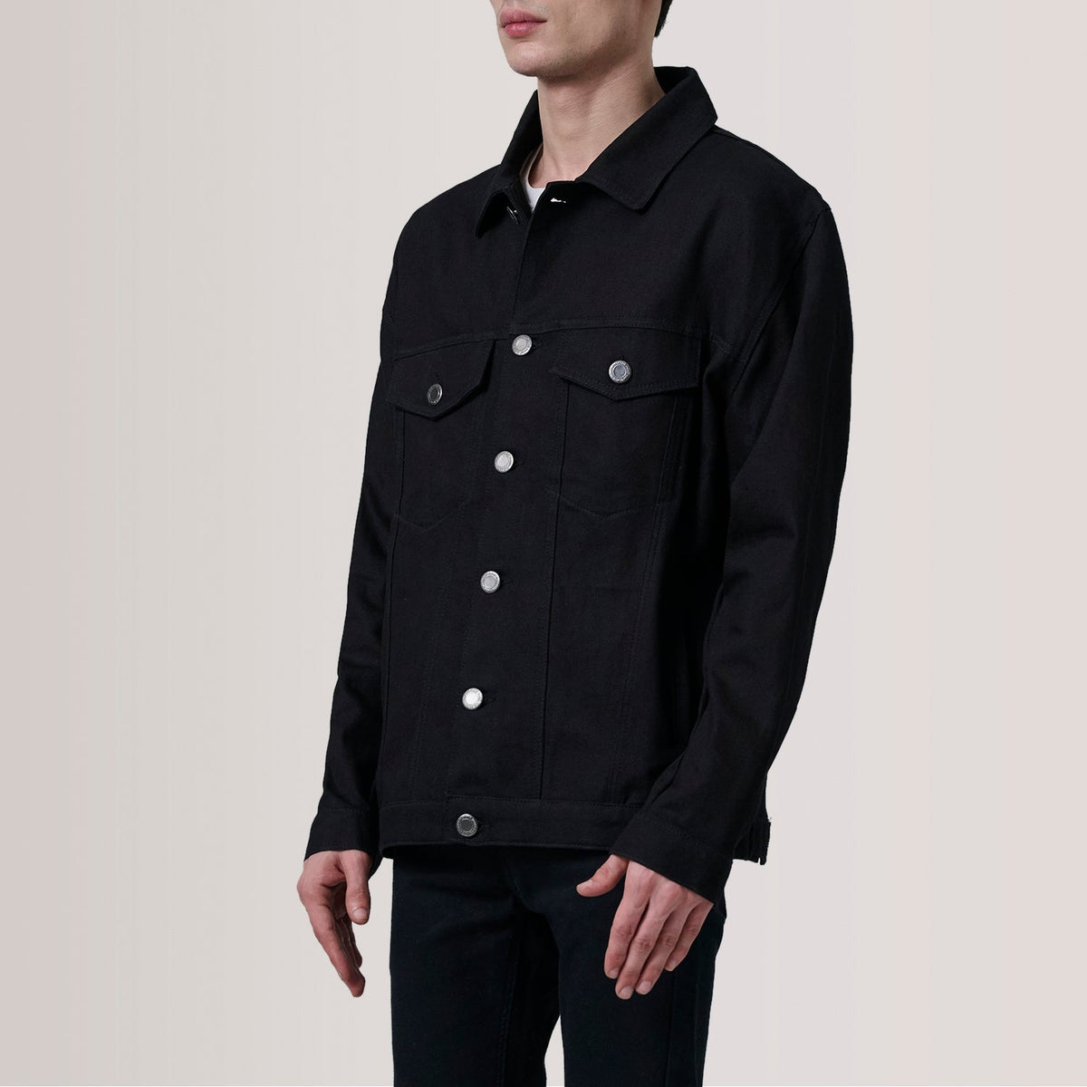 
Eddie Svartur Oversized Denim Trucker Leðurjakki fyrir Karla For Men - Hliðarsýn með vinnuvistfræðilegu ermasniði
