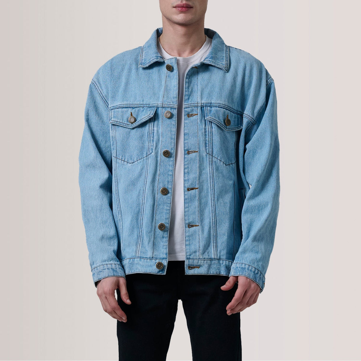 
Eddie Light Blár Oversized Denim Trucker Leðurjakki fyrir Karla For Men in Light Blue Full-Grain Leather - Að framan með sniðinni hönnun | Kaupa á netinu