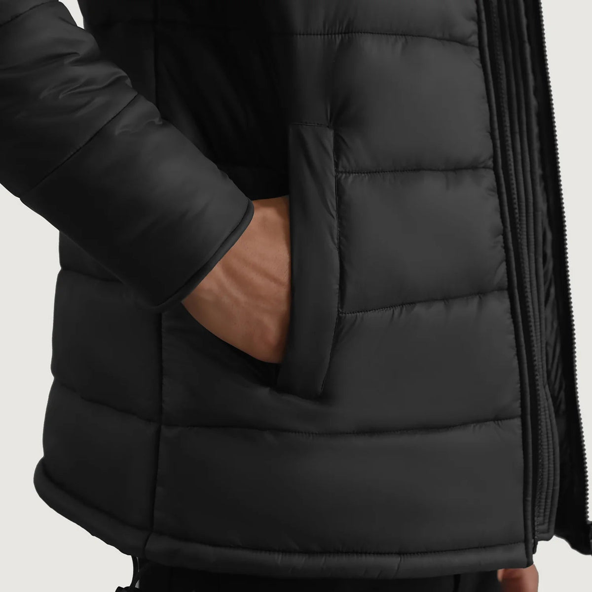 
Fóðursýn Showing Quilted Viscose Lining & Tveir hagnýtir innri vasar