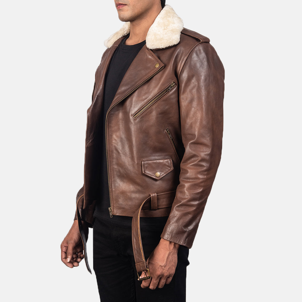 
Á módeli:  Furton Black Leather Biker Jacket á módeli í náttúrulegu dagsbirtu
