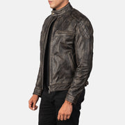 
Distressed Brown Goatskin Leather Biker Jacket - Að aftan með nákvæmri axlasniði og hreinum fald