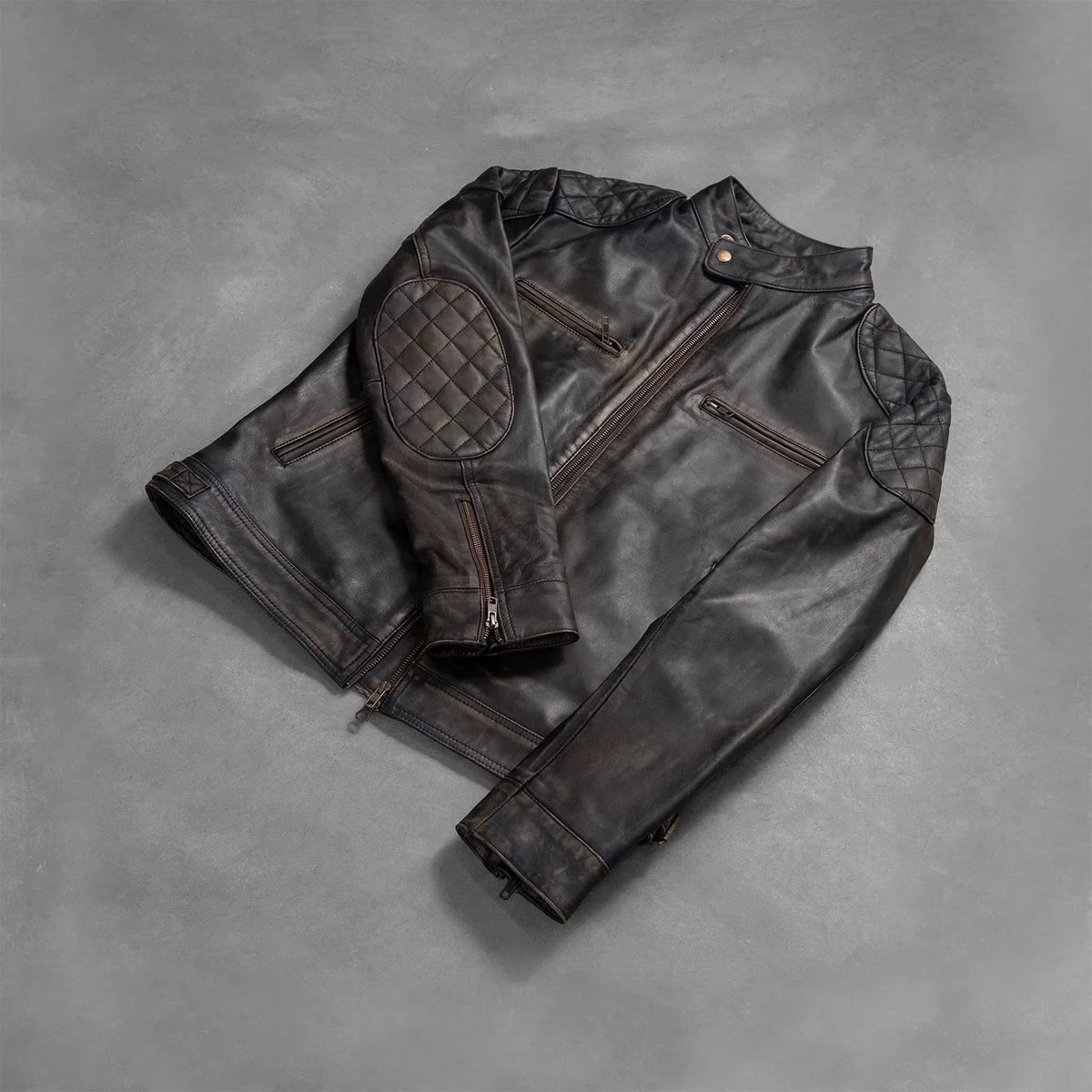 
Á módeli:  Gatsby Quilted Distressed Brown Leather Jacket á módeli í náttúrulegu dagsbirtu