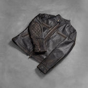 
Á módeli:  Gatsby Quilted Distressed Brown Leather Jacket á módeli í náttúrulegu dagsbirtu