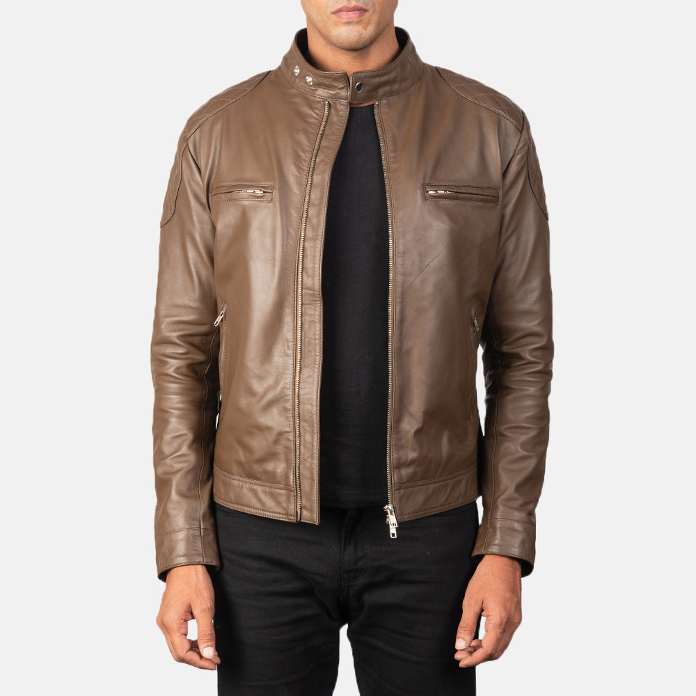 
Gatsby Mocha Mótorhjólajakki úr Leðri fyrir Karla in Dark Brown Sheepskin Leather - Að framan með sniðinni hönnun | Kaupa á netinu