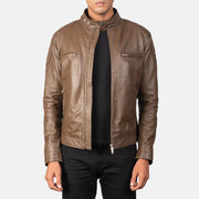 
Gatsby Mocha Mótorhjólajakki úr Leðri fyrir Karla in Dark Brown Sheepskin Leather - Að framan með sniðinni hönnun | Kaupa á netinu