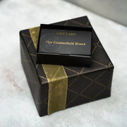 
Giftset Leather Writing Case and Pen (Passport holder) in Classic Full-Grain Leather - Að framan með sniðinni hönnun | Kaupa á netinu