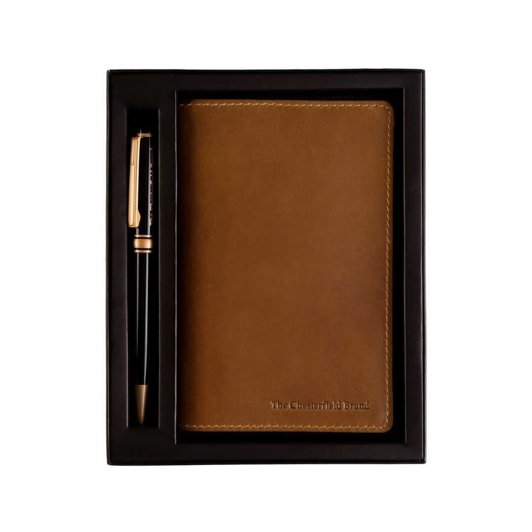 
Giftset Leather Writing Case and Pen (Passport holder) in Classic Full-Grain Leather - Að framan með sniðinni hönnun | Kaupa á netinu