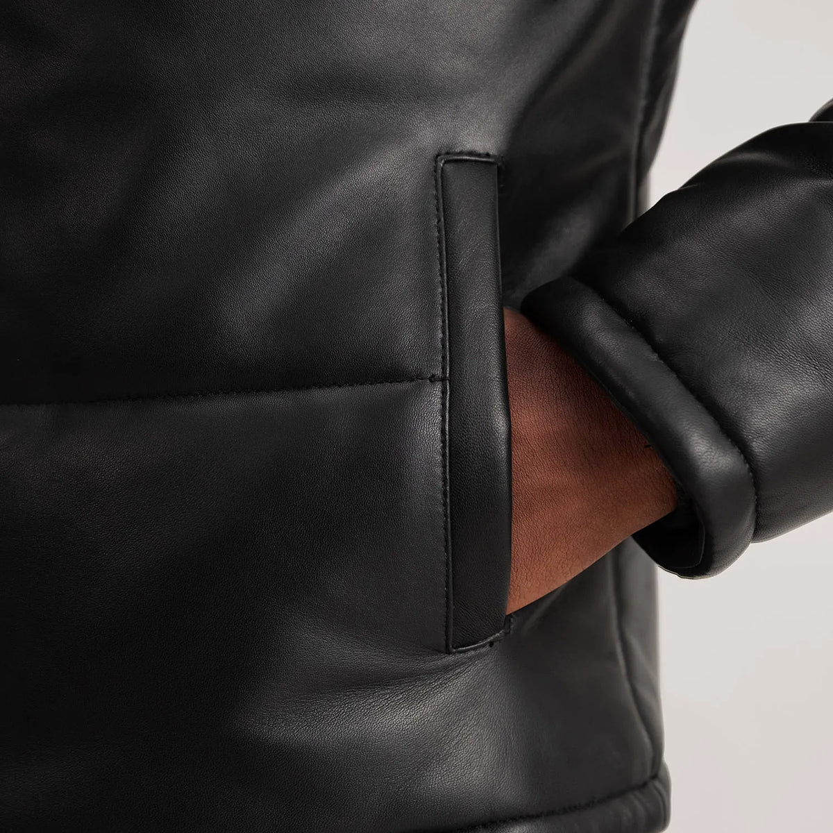 
Fóðursýn Showing Polyester Lining & Tveir hagnýtir innri vasar