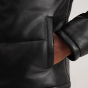 
Fóðursýn Showing Polyester Lining & Tveir hagnýtir innri vasar