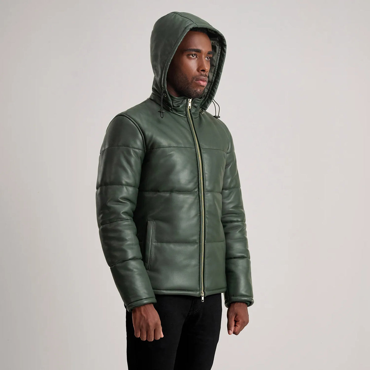 
Á módeli:  Gordon Tan Hooded Leather Puffer Jacket á módeli í náttúrulegu dagsbirtu