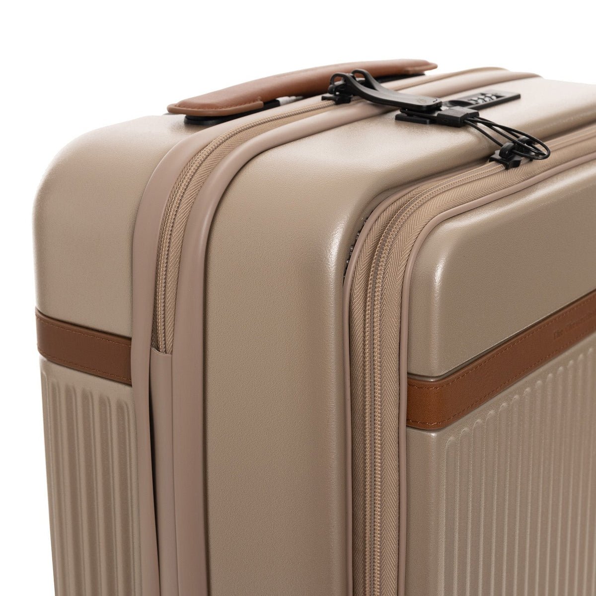 
Tailored Rib Cuffs & Hem Craftsmanship Construction Detail on Hand Luggage Suitcase Front Pocket Zuna fyrir Konur fyrir Konur