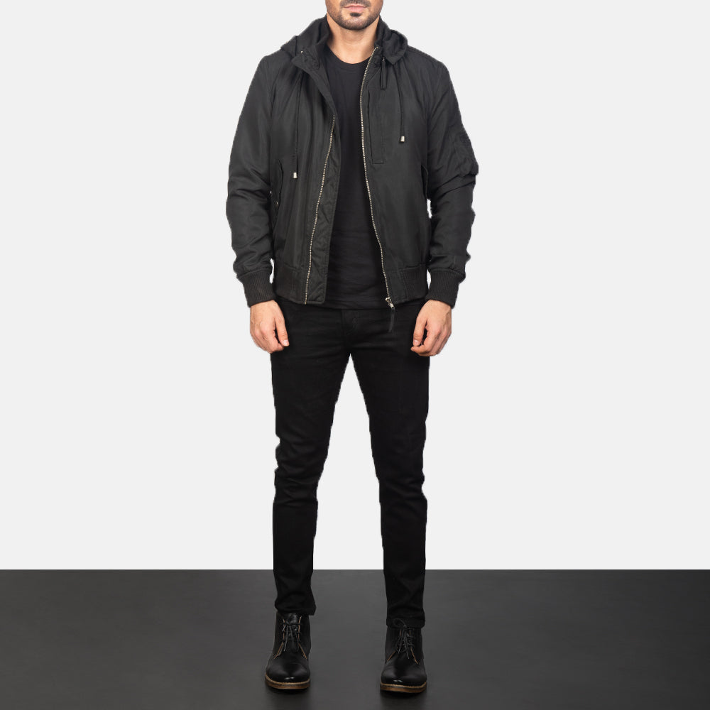 
Hanklin Ma-1 Black Hooded Bomber Jacket - Hliðarsýn með vinnuvistfræðilegu ermasniði
