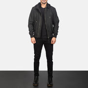 
Hanklin Ma-1 Black Hooded Bomber Jacket - Hliðarsýn með vinnuvistfræðilegu ermasniði