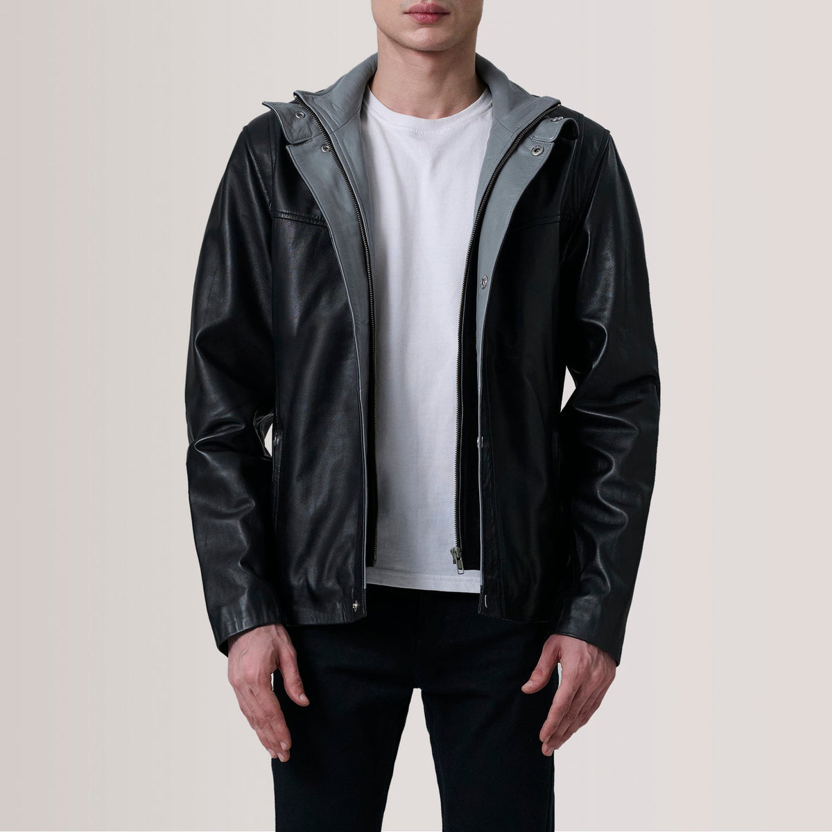 
Henrik Grey Suede Cafe Racer For Men in Grey Goatskin Suede - Að framan með sniðinni hönnun | Kaupa á netinu