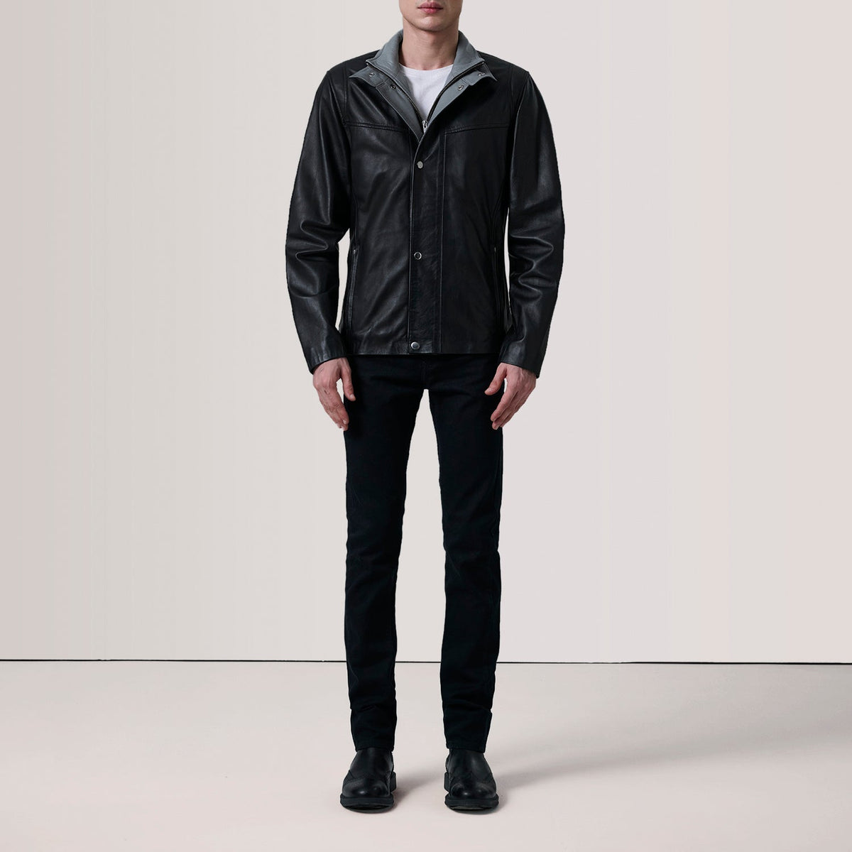 
Grey Goatskin Suede Biker Jacket - Að aftan með nákvæmri axlasniði og hreinum fald