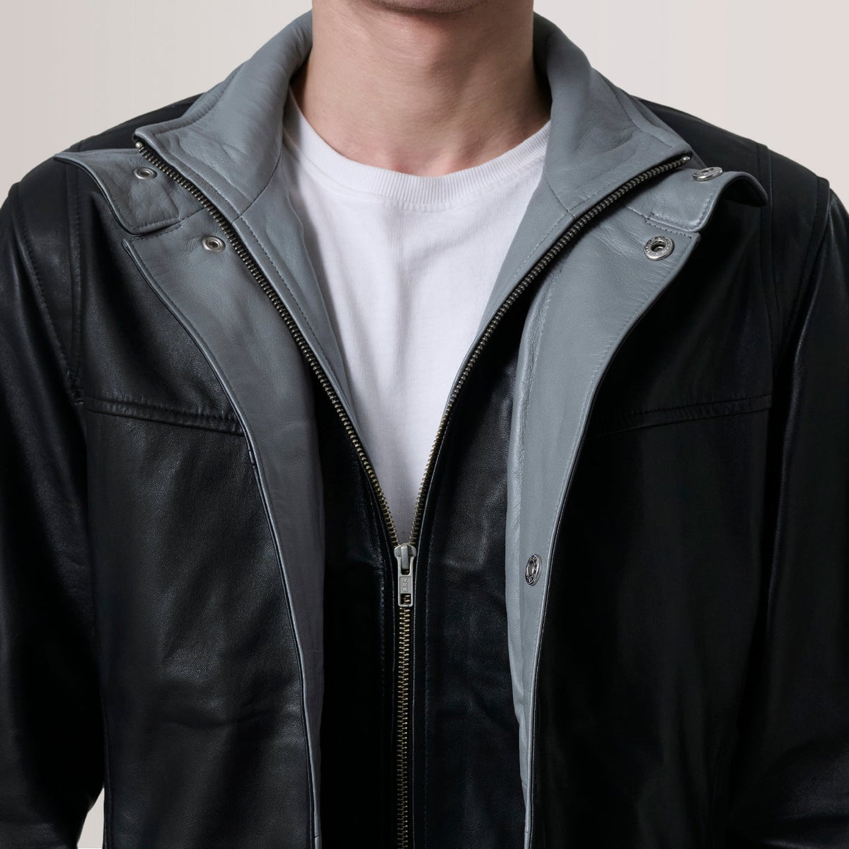 
Fóðursýn Showing Quilted Polyester Lining & Tveir hagnýtir innri vasar