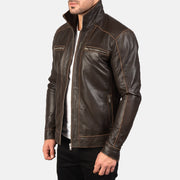 
Á módeli:  Hudson Black Leather Biker Jacket á módeli í náttúrulegu dagsbirtu