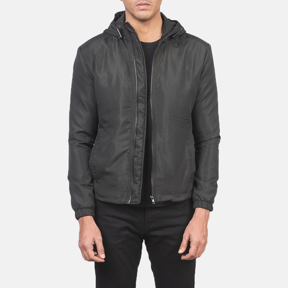 
Jimmy Svartur Hooded Windbreaker Leðurjakki fyrir Karla in Black Polyester - Að framan með sniðinni hönnun | Kaupa á netinu