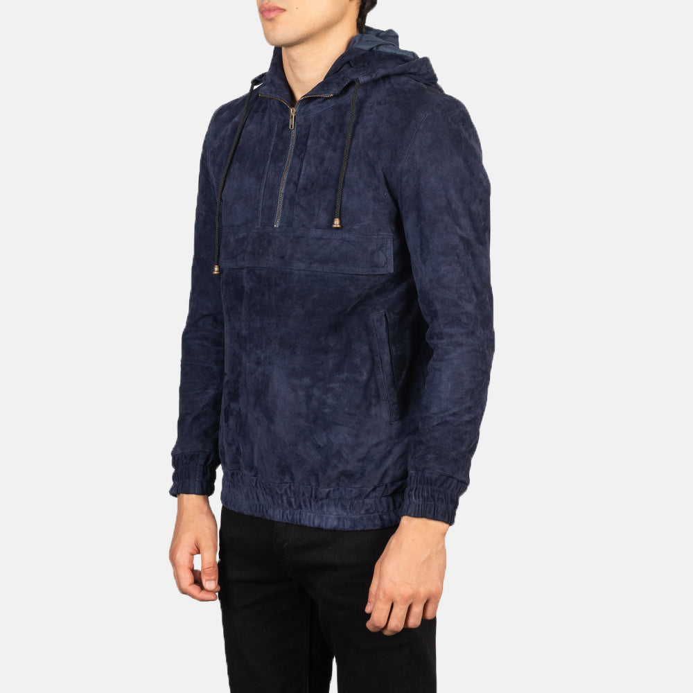 
Á módeli:  Kenton Hooded Blue Suede Pullover Jacket á módeli í náttúrulegu dagsbirtu