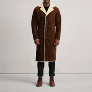 
Kolby Brown Suede Shearling Long Coat - Hliðarsýn með vinnuvistfræðilegu ermasniði