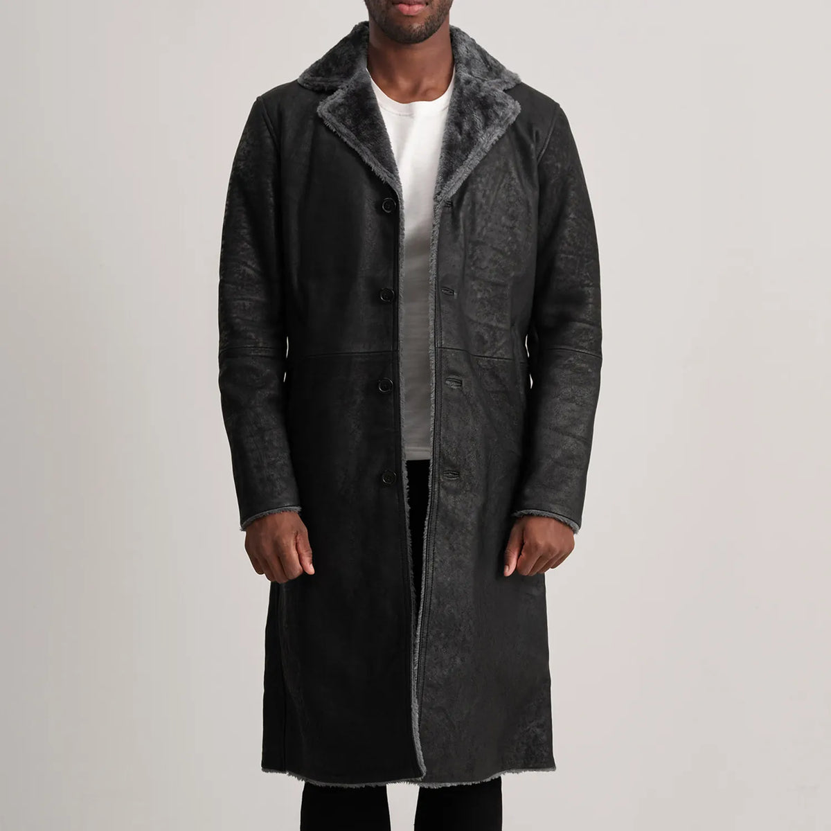 
Kolby Distressed Black Shearling Long Coat in Distressed Black Sheepskin Snuffed - Að framan með sniðinni hönnun | Kaupa á netinu