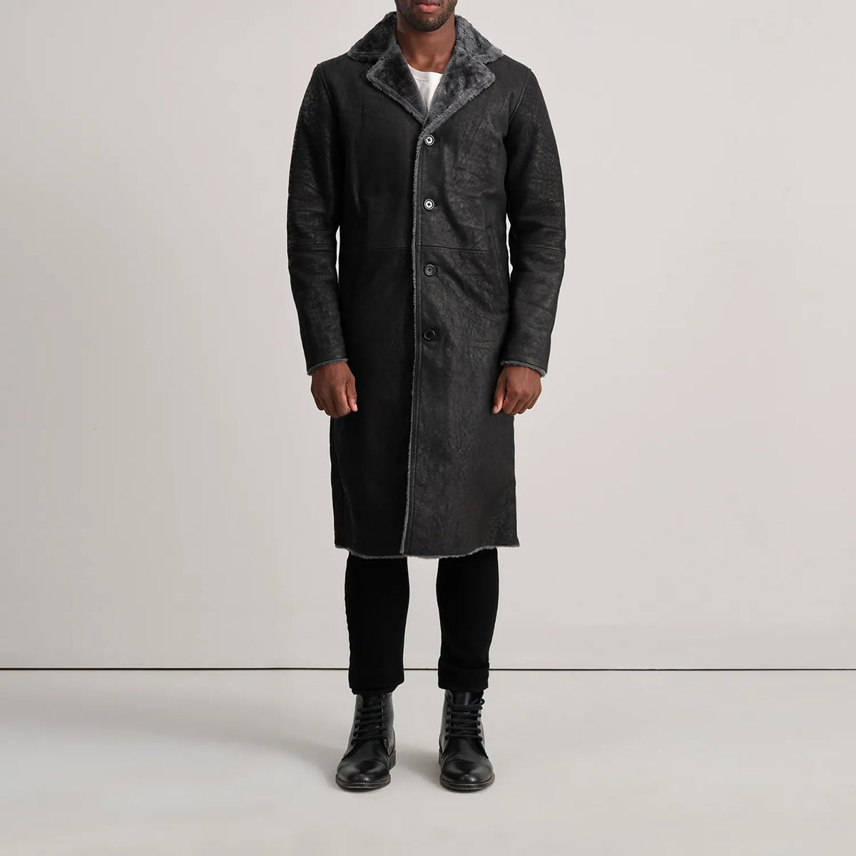 
Kolby Distressed Black Shearling Long Coat - Hliðarsýn með vinnuvistfræðilegu ermasniði