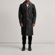 
Kolby Distressed Black Shearling Long Coat - Hliðarsýn með vinnuvistfræðilegu ermasniði