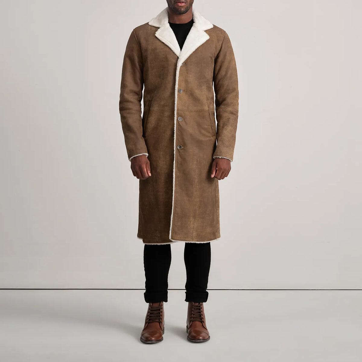 
Kolby Distressed Brown Shearling Long Coat - Hliðarsýn með vinnuvistfræðilegu ermasniði