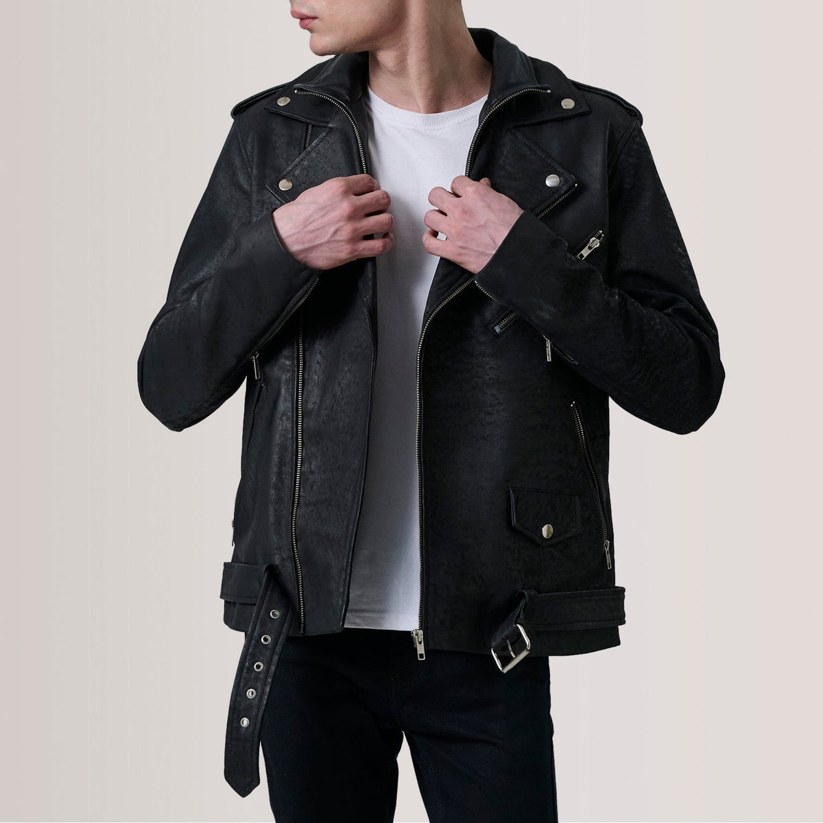 
Kole Distressed Svartur Leather Double Rider Leðurjakki fyrir Karla in Distressed Black Sheepskin Snuffed - Að framan með sniðinni hönnun | Kaupa á netinu