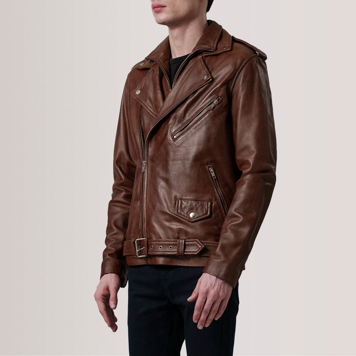 
Kole Waxed Brúnn Leather Double Rider Leðurjakki fyrir Karla - Hliðarsýn með vinnuvistfræðilegu ermasniði