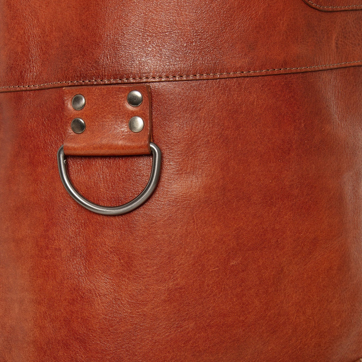 
Nærmynd of Classic Collar & Heavy-Duty Zipper Hardware on Leather Apron Churrasco fyrir Konur fyrir Konur