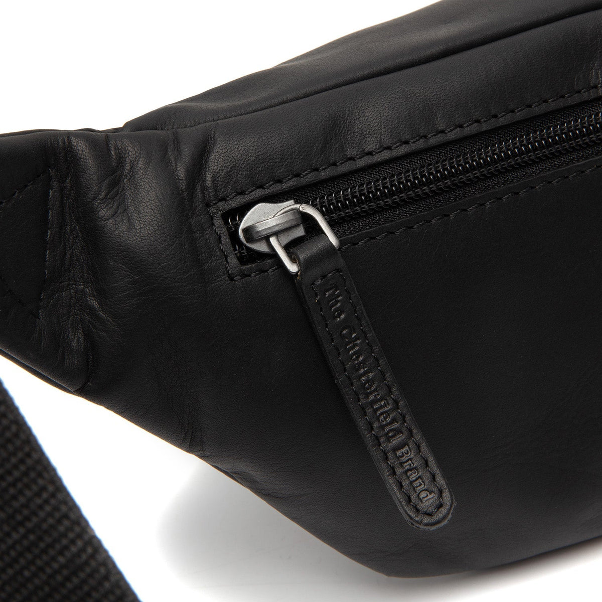 
Solid Antique Brass Hardware & Heavy-Duty Dual Zipper Detail on Brana Leður mittistaska