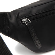 
Solid Antique Brass Hardware & Heavy-Duty Dual Zipper Detail on Brana Leður mittistaska