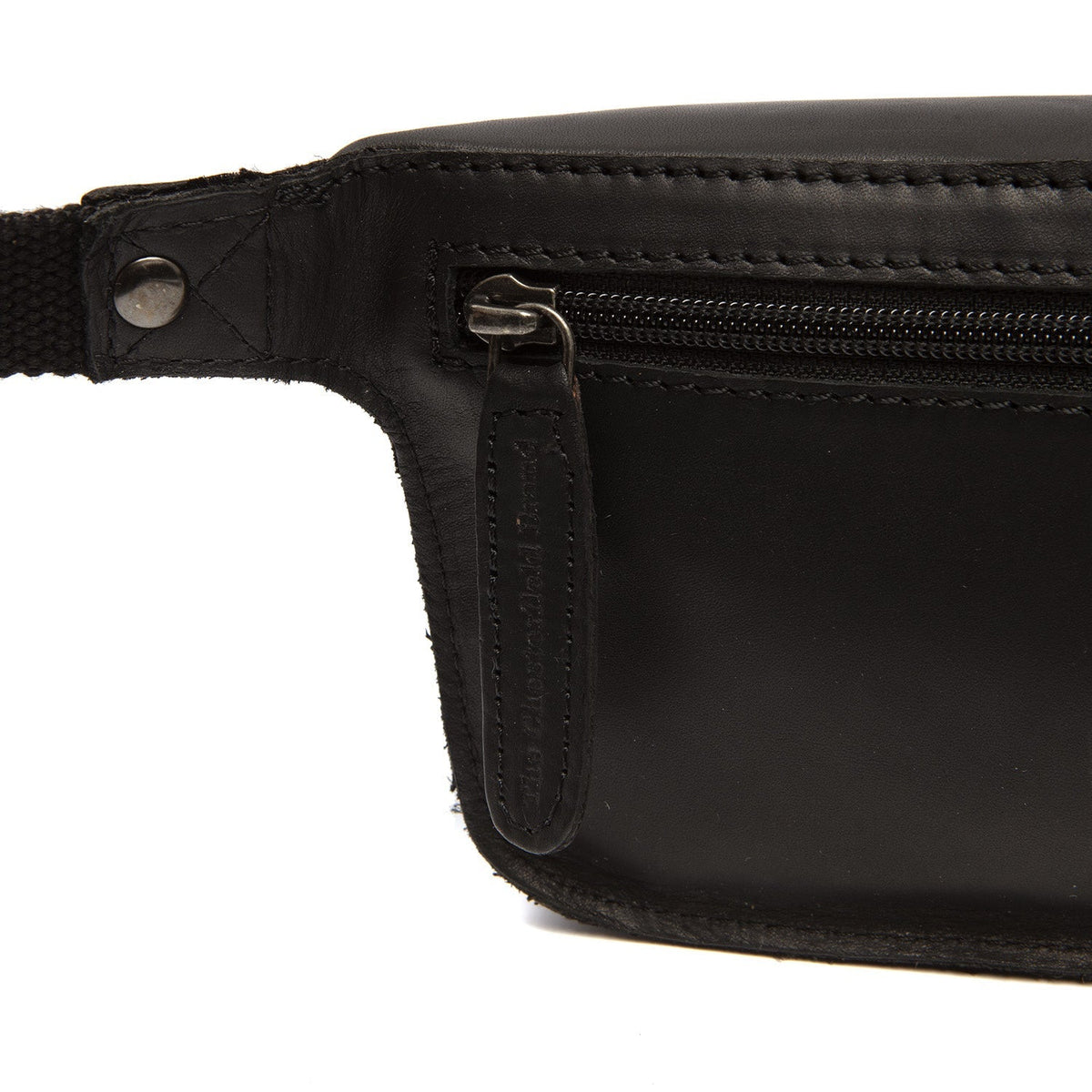 
Solid Antique Brass Hardware & Heavy-Duty Dual Zipper Detail on Toronto Leður mittistaska