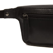 
Solid Antique Brass Hardware & Heavy-Duty Dual Zipper Detail on Toronto Leður mittistaska