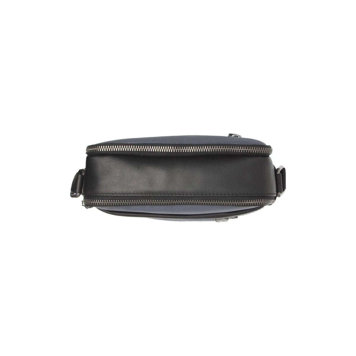 
Arendal Leður crossbody taska - Hliðarsýn sem sýnir dýpt og rúmmál