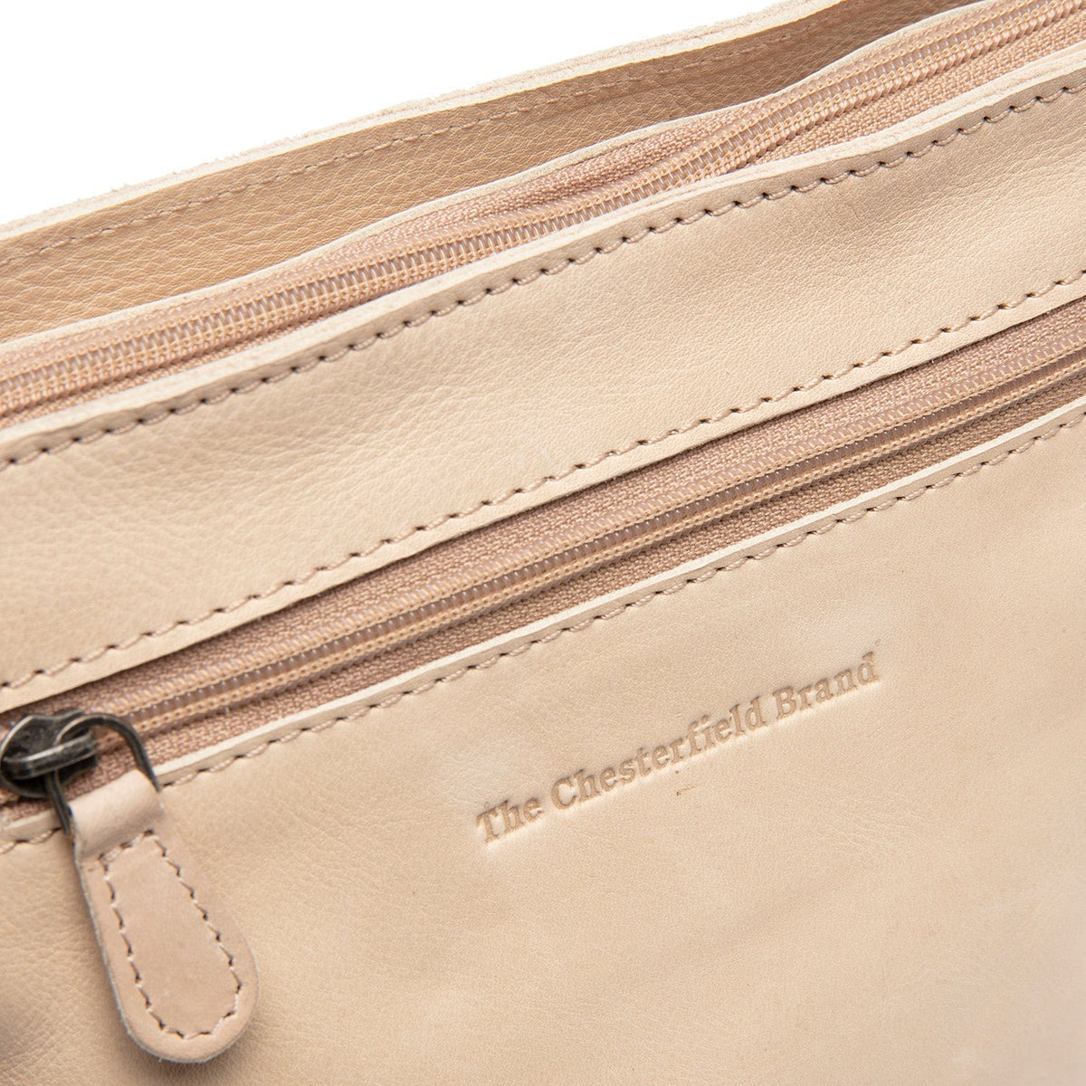 
Aston Leður crossbody taska - Hliðarsýn sem sýnir dýpt og rúmmál