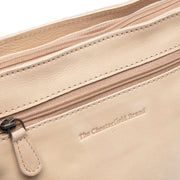 
Aston Leður crossbody taska - Hliðarsýn sem sýnir dýpt og rúmmál