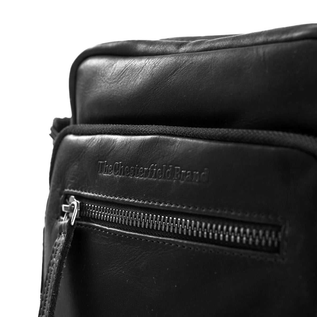 
Solid Antique Brass Hardware & Heavy-Duty Dual Zipper Detail on Birmingham Leður crossbody taska