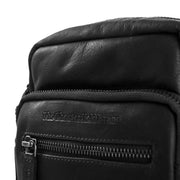 
Solid Antique Brass Hardware & Heavy-Duty Dual Zipper Detail on Bremen Leður crossbody taska