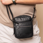 
Classic 100% Full-Grain leather Bag - Að aftan með styrktum leðurólum