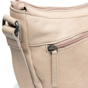 
Solid Antique Brass Hardware & Heavy-Duty Dual Zipper Detail on Clarita Leður crossbody taska