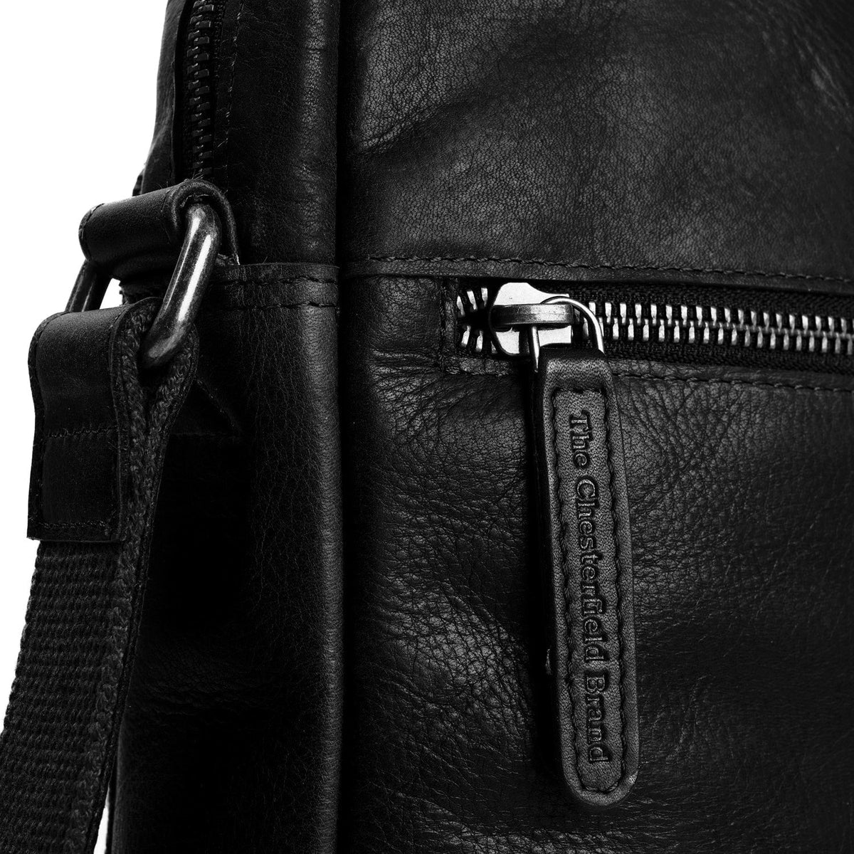 
Solid Antique Brass Hardware & Heavy-Duty Dual Zipper Detail on Dessau Leður crossbody taska