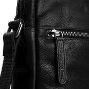 
Solid Antique Brass Hardware & Heavy-Duty Dual Zipper Detail on Dessau Leður crossbody taska